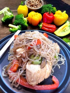 Keto Factory™ Konjac Spaghetti Stir-Fry with Chicken, Bell Peppers, Mushrooms